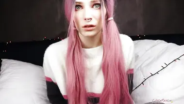 Грудастая эмо испытывает оргазм после прищепок на соски и мастурбации