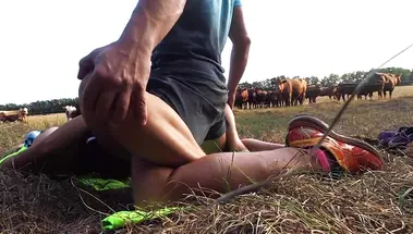 Отымел на траве и обильно залил спермой травмированную спортсменку