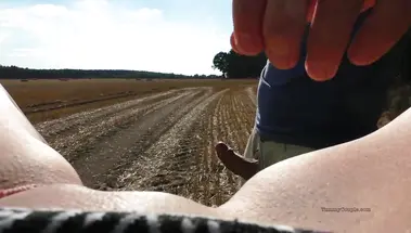 Трах на снопе соломы в поле завершился спермой на лобке девчонки в платье