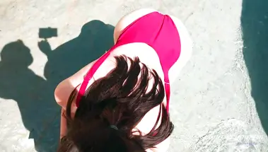 Стройняшку в купальнике нежно трахнули на пляже под шум моря