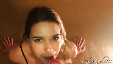 Девушка в лифчике и сетчатых колготках делает минет и получает камшот на лицо