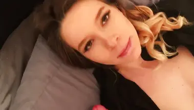 Сосет член и кончает от вибратора со слезами на глазах