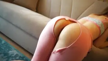 Татуированным хуем отымел спортсменку в порванных лосинах, оторвав от йоги