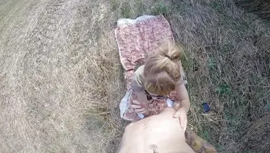 Выебал в поле девку с ногами вверх и снял это на гоупро