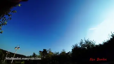 Подтянутая девка оголяется в парке, ебется в анал на скамейке и слизывает сперму