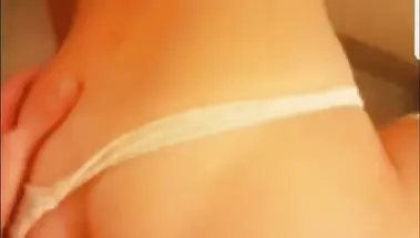 Длинноволосая девушка с красивой попкой выебана через кружевные трусы в туалете