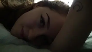 Сисястая шатенка дрочит дилдо и теребит клитор, снимая АСМР домашку