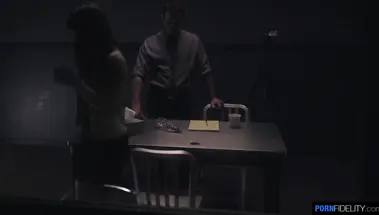 Детектив отымел девку в волосатую пизду на столе в комнате допросов