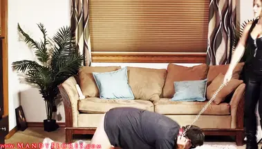 Госпожа трахнула страпоном в рот и жопу мужика на привязи