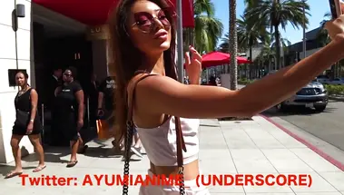 Азиатка втихаря мастурбирует свою мокрую пилотку на заднем сидении такси