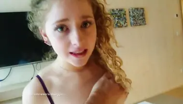 Молодая кудряшка выпросила для своих гланд глубокое проникновение с финалом на сиськи