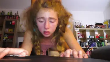 Кудрявая блондинка испытывает оргазм одновременно с наполнением ее пизды кончой