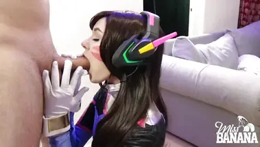 Косплей D.VA из Overwatch с минетом и трахом раком на диване
