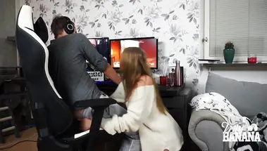 Геймер кончает на маленькие сиськи девушке, оторвавшей его от компа минетом и трахом