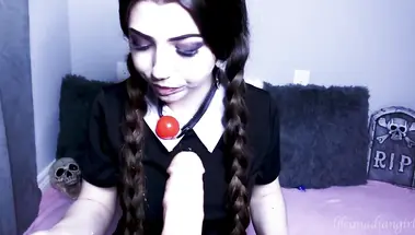 Венсди Аддамс с кляпом мастурбирует пизду и сосет дилдо в пародии