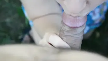 Отсос члена и лизание мошонки крупным планом на природе