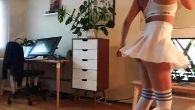 Ебля азиатки с торчащими сосками в мини юбке и слив кончи на передок