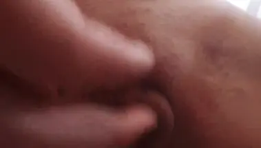 Сосет хуй и трахается с мужиком, теребящим ее клитор