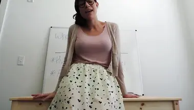 Брюнетка в очках трахает киску самотыком на тренинге по мастурбации после тверка