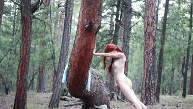 Худая рыжая девка в платье мастурбирует в лесу на дереве