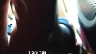 Рыжая девушка водитель показывает ноги крупным планом в тачке