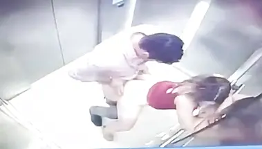 Реальный секс в лифте стоя был снят на скрытую камеру