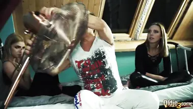 Зрелый отчим на железной кровати совершает инцест с падчерицей и ее подругой