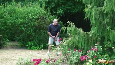 Старый извращенец онанист ебется с молодыми девками в парке