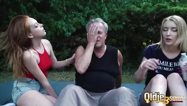 Секс втроем в парке 20-летних нимфоманок со стариком