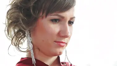 Телочка ведет машину и мастурбирует свою пизду в движении