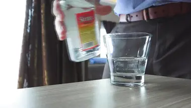 Выебал пьяную телку раком перед зеркалом и кончил на ноги после футджоба