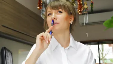 Училка фетишистка газует в машине и ласкает киску