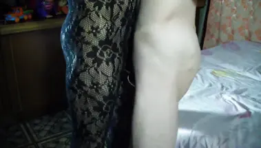 Русская в сетчатом комбинезоне принимает хуй стоя и на весу