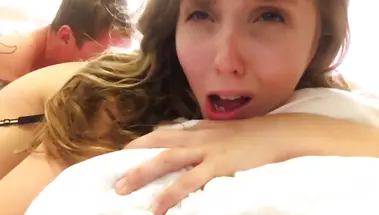 Татуированный очкарик лижет мохнатку телки в чулках по-простому и в фейсситтинге