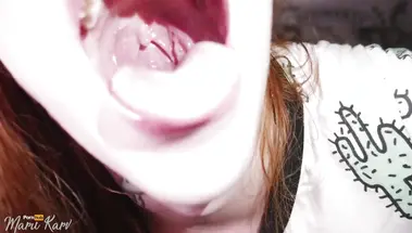 Крупным планом сосет дилдо и обмазывает лицо слюнями