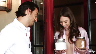 Отодрал головой вниз соседку нимфоманку и обкончал ей все лицо