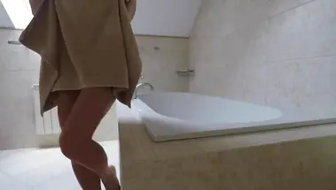 Сисястая брюнетка скачет верхом на самотыке, установленном на борту ванны