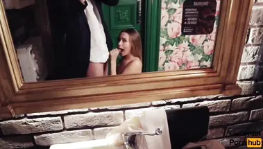 Русская фифа в платье сосет хуй в туалете ресторана и вытирает салфеткой сперму