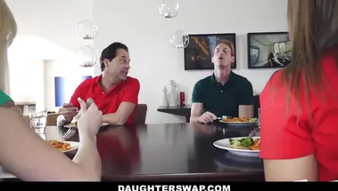 Мужик выебал подругу дочери, дразнившую его под столом ногой