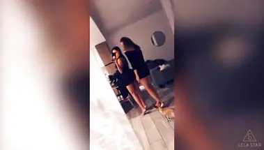 Лесбиянки соблазняют таксиста на секс втроем в его машине