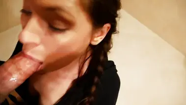 Спортсменка с косичками жадно сосет хуй в туалете спортзала