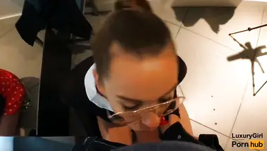 Минет и ебля раком в примерочной кабинке с камшотом на лицо телочки в очках