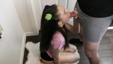 Длинноволосая сосалка минетит хуй на коленях до финала на лицо и на одежду