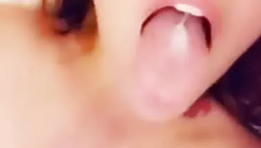 Рыжая Мару Карв пальцами набирает сперму из пизды и облизывает их