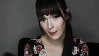 Сосет искусственный писюн и трахает себя в пизду, задрав вверх платье