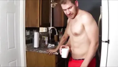 Грудастая мачеха словила пасынка за дрочкой на ее трусики и сделала минет