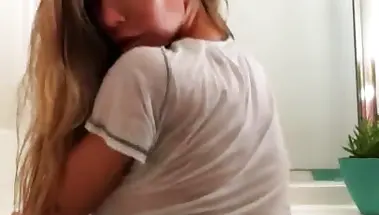 Мастурбация в душе блондинки с большими сиськами в мокрой футболке