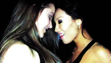 Азиатка рукой жестко доводит до оргазма телку после позы 69 и вибратора