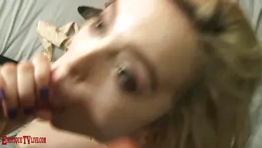 Вдвоем отодрали молодую блонду на большой кровати