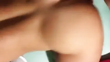 Чпокает раком фигуристую телку в киску с пробкой в жопе